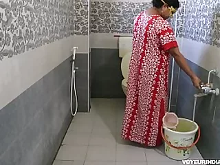 Amateur Indian milf peeing